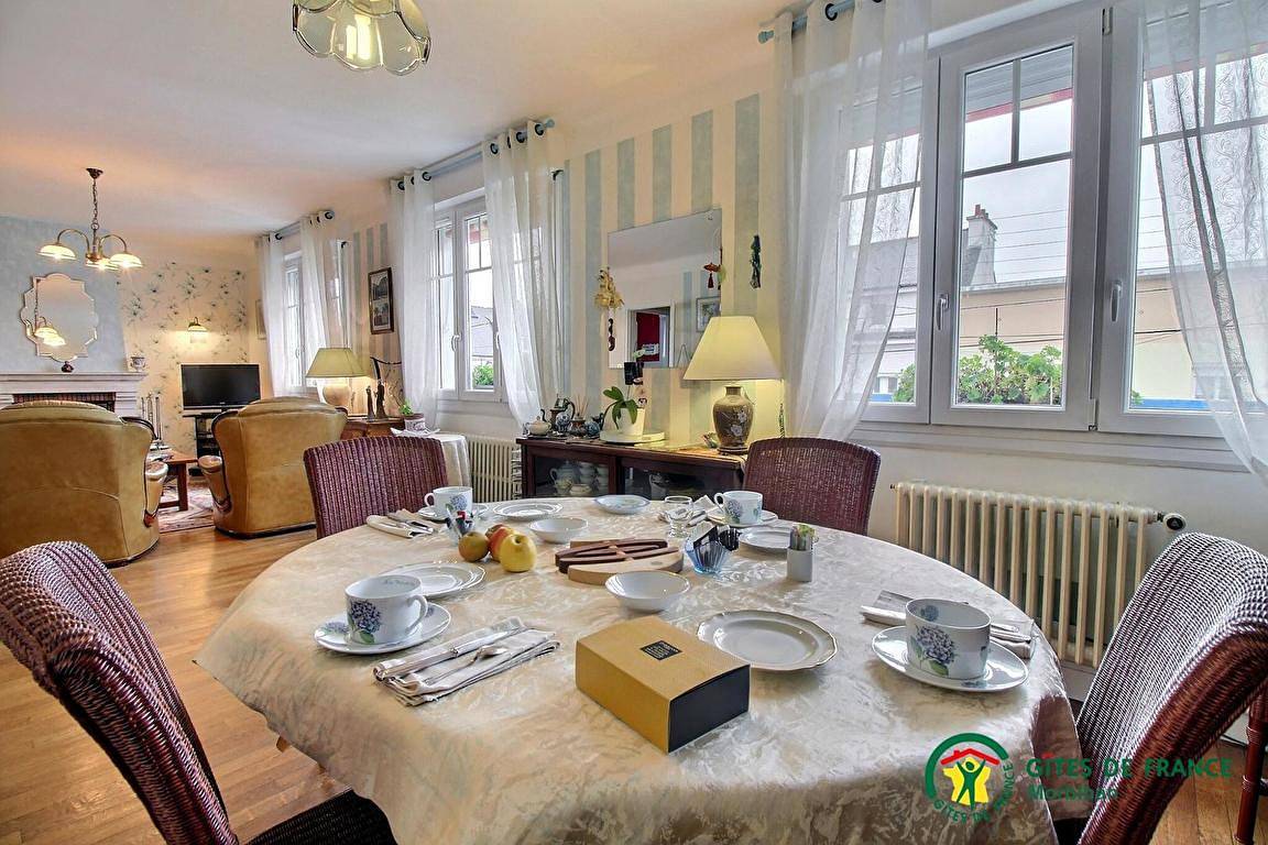 Chambres d'hôtes "La Masana" et table d'hôtes - Suite Familiale Chambre Cie des Indes in Lorient, Côte des Mégalithes