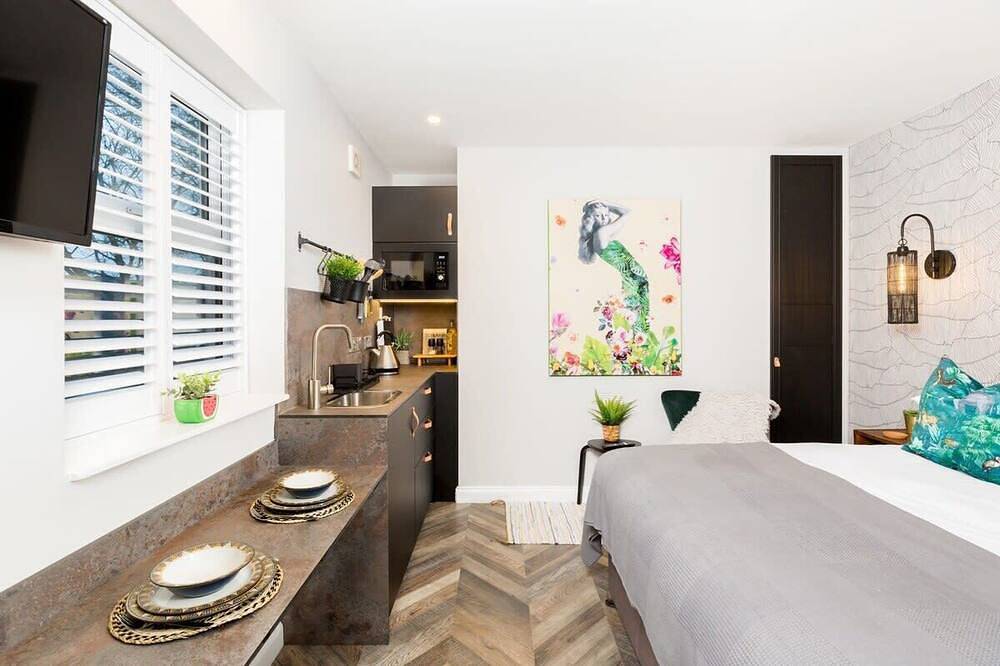 Entire apartment, Ground floor compact studio with mini kitchen in Warrington, Cheshire