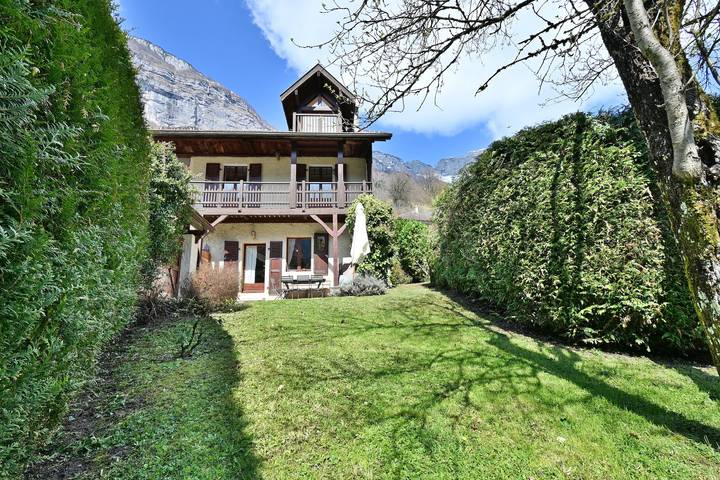 Location de vacances pour 12 personnes, avec jardin, adapté aux familles à La Balme-de-Thuy