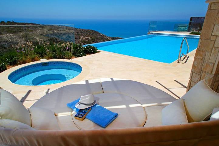 Villa for 8 people, with garden and ocean view as well as pool and balcony in Aphrodite Hills