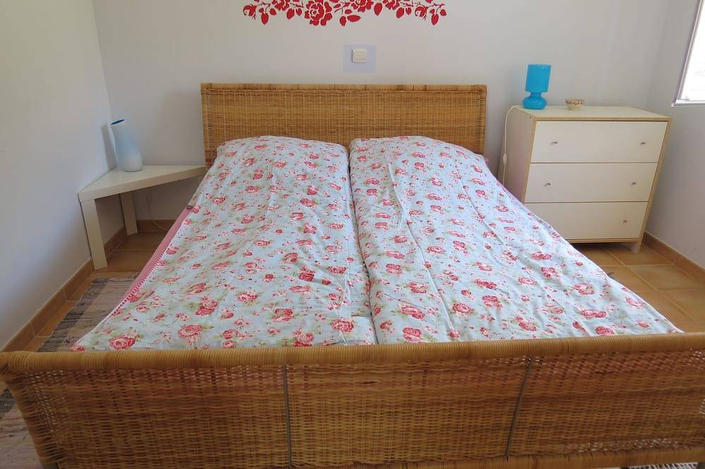 Appartement entier, Appartement dans village de colline typiquement provençal, villa avec piscine, oasis de détente in Seillons-Source-d'Argens, Région de Brignoles