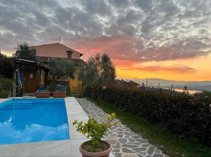 Maison de campagne pour 2 personnes, avec vue et vue sur le lac ainsi que jardin et piscine, animaux acceptés à Barberino di Mugello