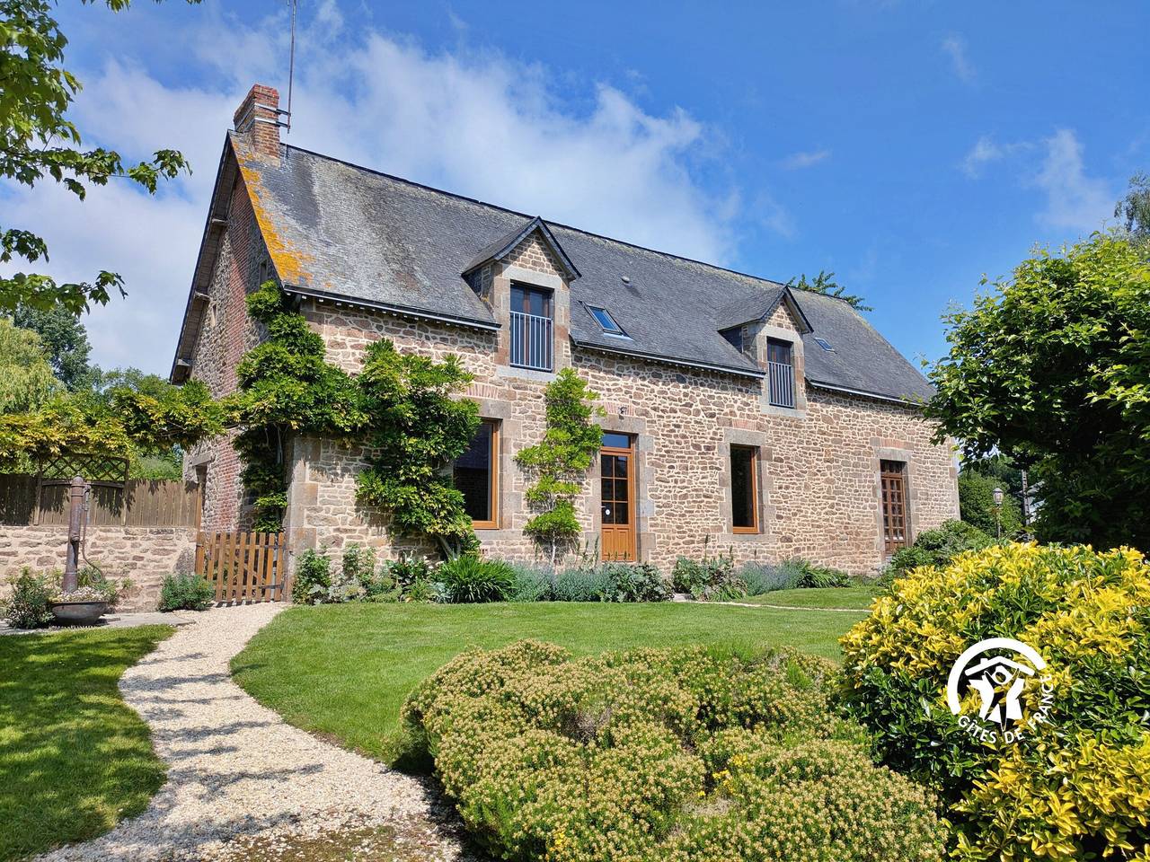 Charmantes Ferienhaus auf dem Land mit Angelteich, großem Garten, Kamin und Wlan in Brecé, Mayenne