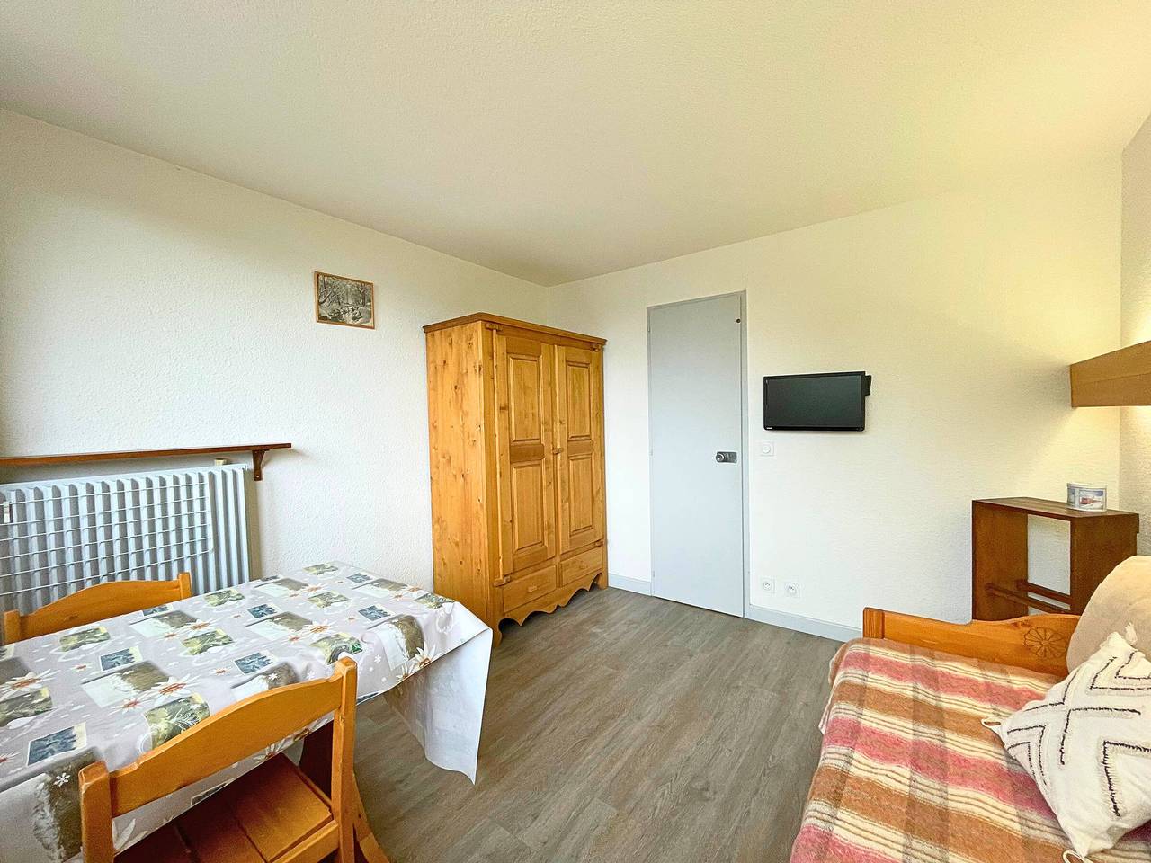 Entire studio, Cozy Studio for 2, Ski-in/Ski-out, Heart of Les Menuires in Les Menuires, Saint-Martin-de-Belleville