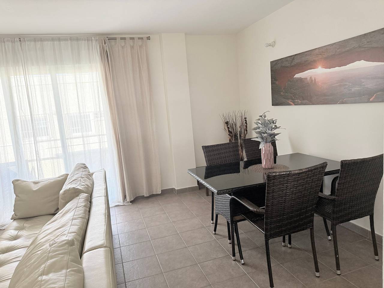 Apartamento entero, Ático Vacacional - Apartamento con piscina y balcón privado en Almería para hasta 4 personas in Retamar, Almería