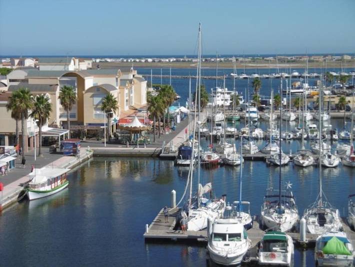 Gîte pour 5 personnes, avec terrasse et piscine dans Office De Tourisme De Gruissan