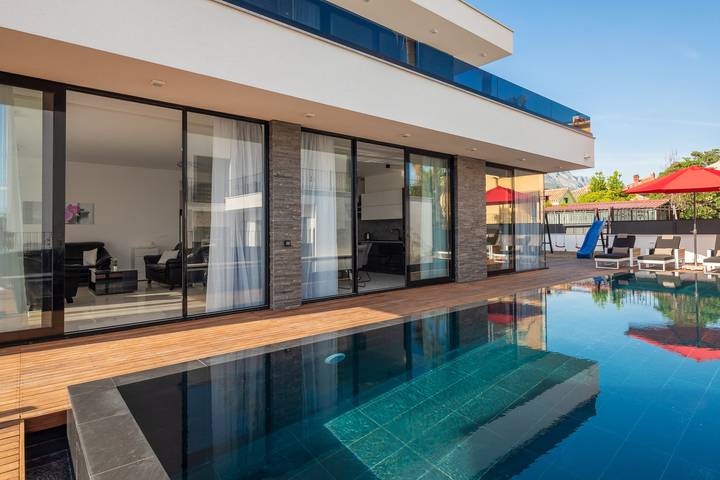 Ferienhaus für 15 Personen, mit Balkon und Pool