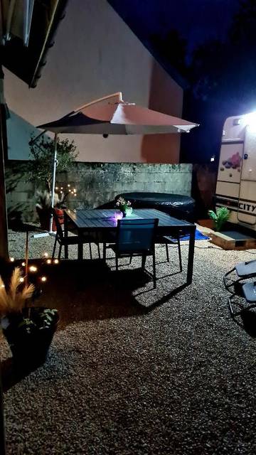 Gîte pour 2 personnes, avec jacuzzi et jardin à Bèze (homonymie)