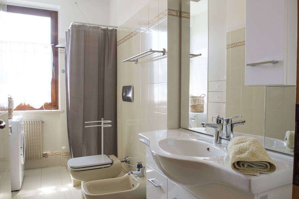 Appartamento intero, Casa Giona in Maccagno, Maccagno con Pino e Veddasca