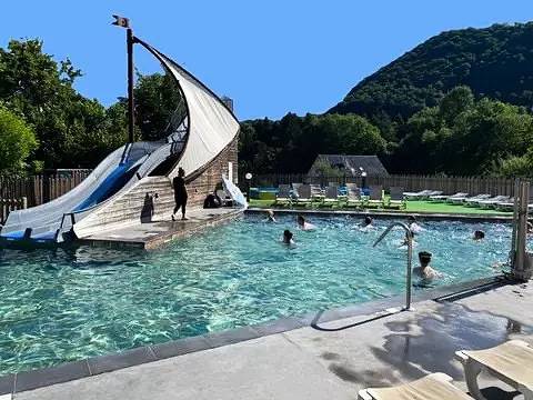 Camping für 4 Personen, mit Pool in Cantal