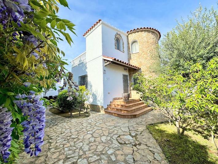 Chalet für 8 Personen, mit Balkon und Terrasse sowie Garten und Ausblick in Empuriabrava