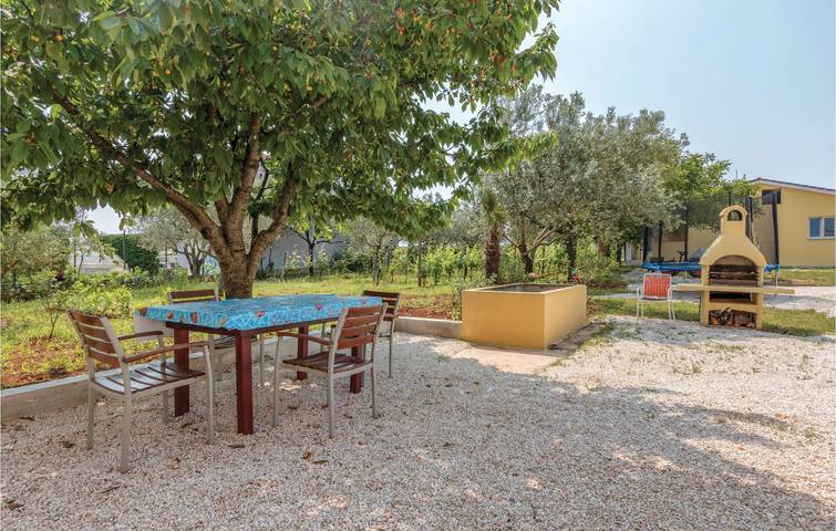 Location de vacances pour 16 personnes, avec terrasse ainsi que piscine et jardin, animaux acceptés à Vodnjan - 4