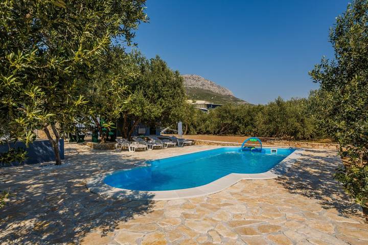 Ferienhaus für 12 Personen, mit Meerblick und Terrasse sowie Garten und Pool in Kastel Sucurac