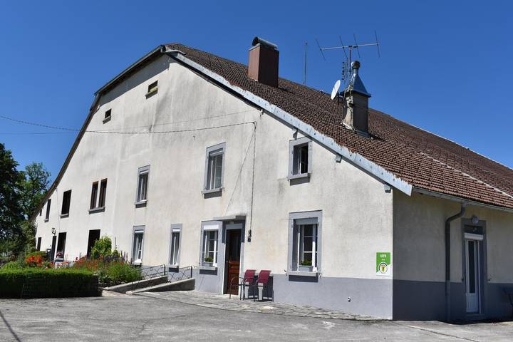 Gîte pour 8 personnes, avec Terrasse ainsi que Jardin et Vue à Longcochon