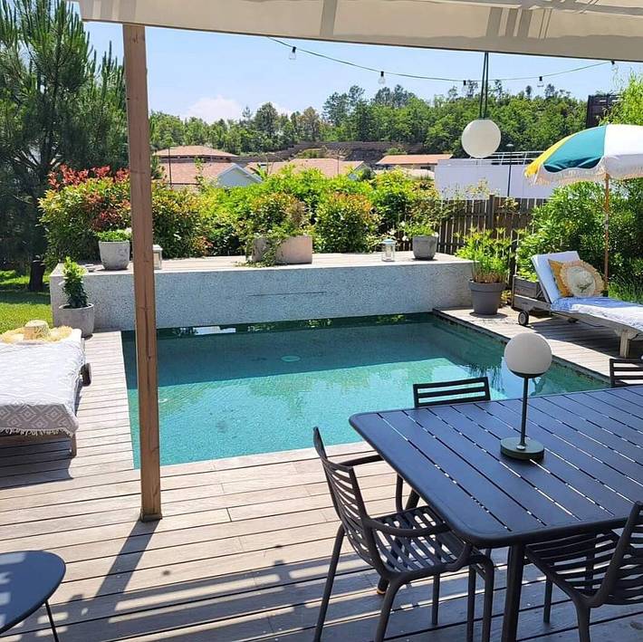 Gîte pour 6 personnes, avec terrasse ainsi que piscine et jardin