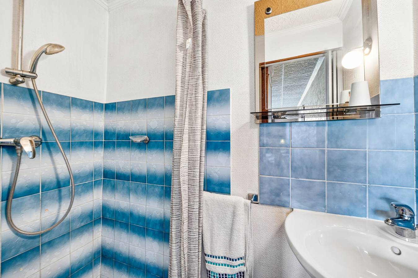 Bed & Breakfast „Chambre Verte“ mit Bergblick, Gemeinschaftsterrasse und Wlan in Beaujolais