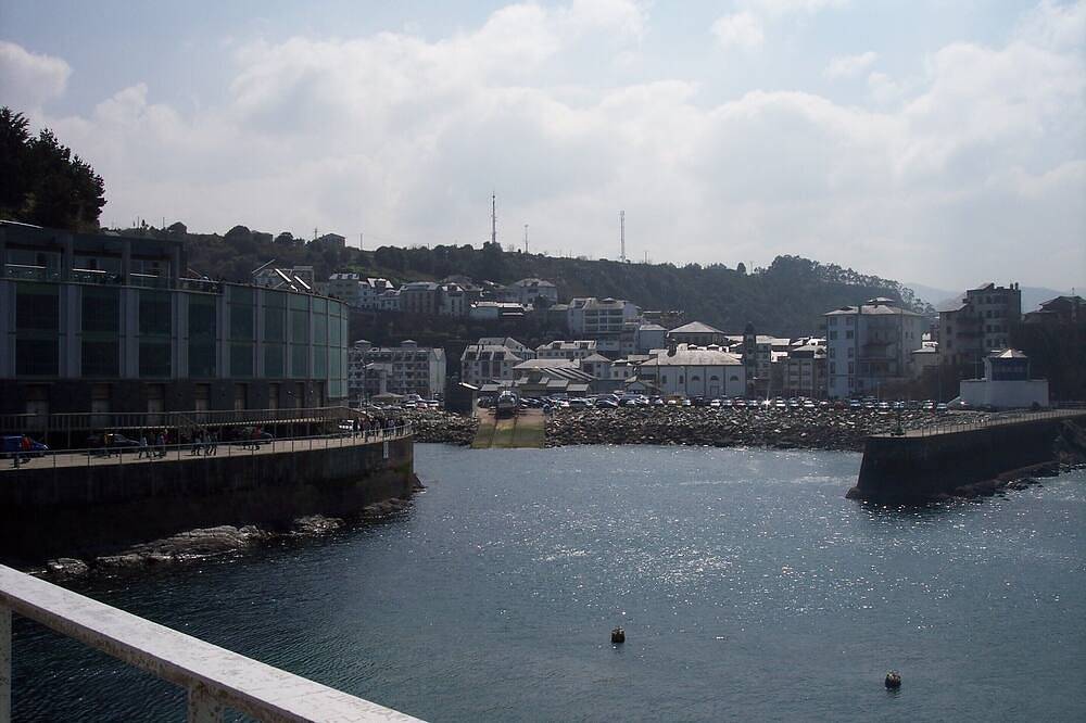 Entire apartment, In the middle of Paseo del Muelle Luarca Reg Vut 706As8 in Luarca, Valdés