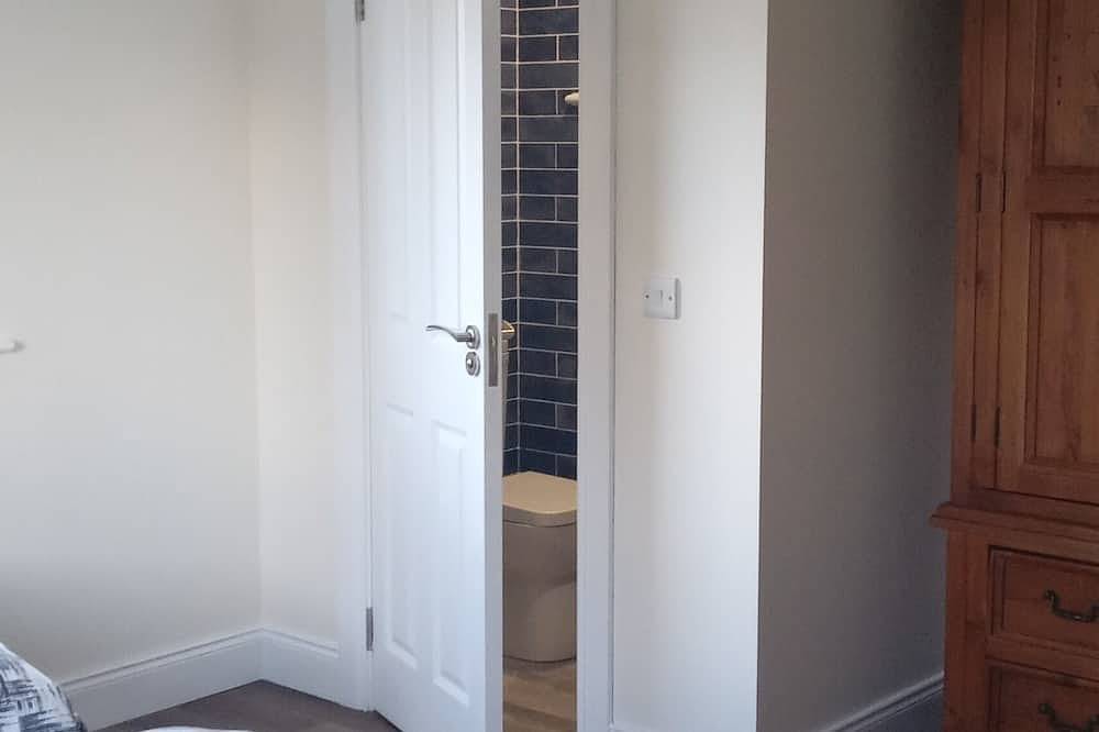 Beautiful new cottage with coastal walks, beaches, golf and Wild Atlantic Way. in Caragh, County Kerry