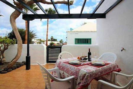 Location de vacances pour 2 personnes dans Costa Teguise