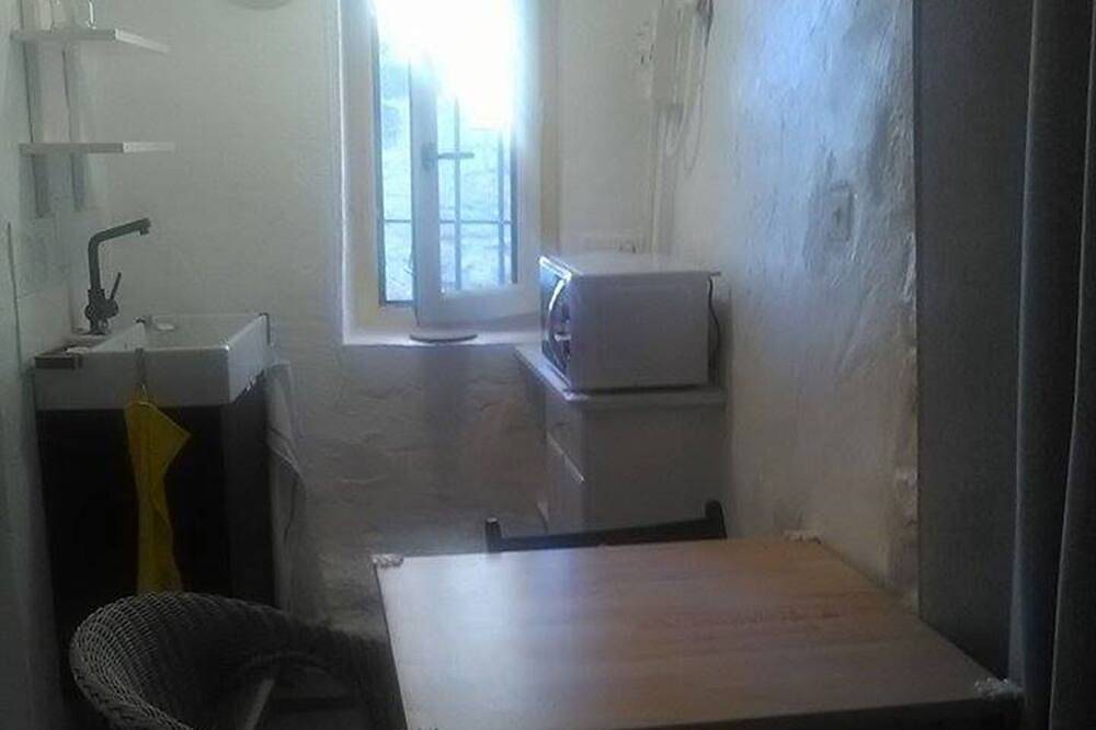 Près d'Uzès, chambre avec patio dans maison de charme in Fontarèches, Région de Nîmes