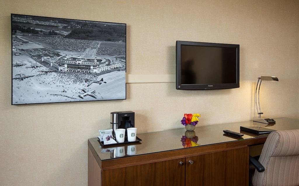 Look No More! Free Airport Shuttle & Continental Breakfast, Pets Allowed in SeaTac, King County