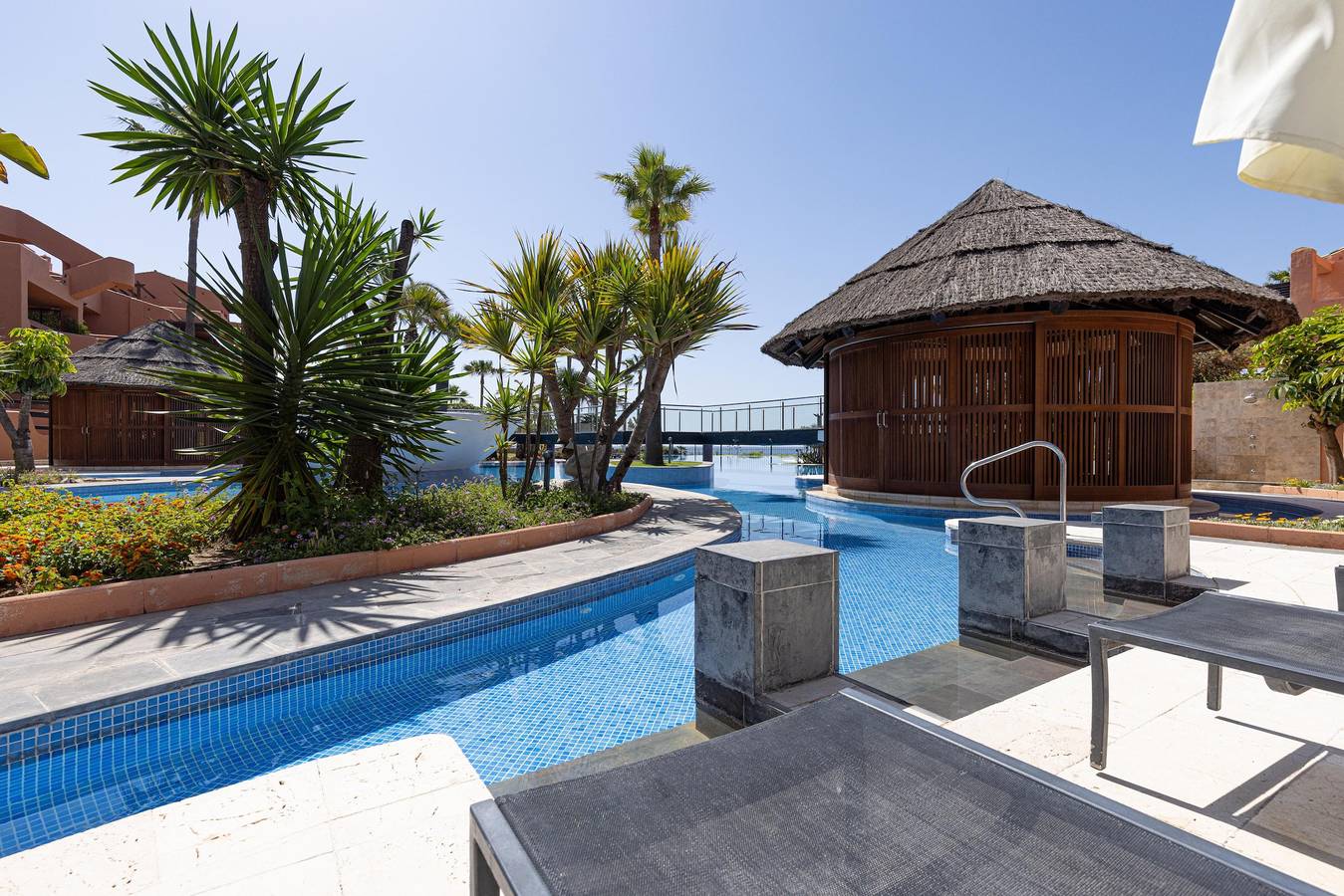 Exclusive, Pet-Friendly Frontline Beach Penthouse with Pool, Terrace & Wi-Fi in Reinoso, Estepona