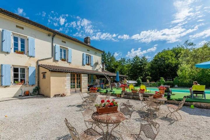 Location de vacances pour 3 personnes, avec vue et piscine ainsi que terrasse et jardin à Vieux-Mareuil - 3
