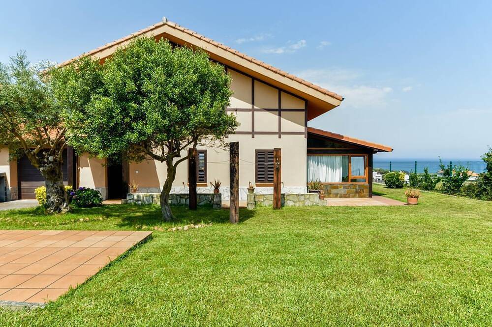 Charming home with spectacular views in Bareyo, Cantabrian Coast