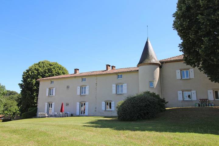 Gîte pour 12 personnes, avec Terrasse ainsi que Jardin et Piscine