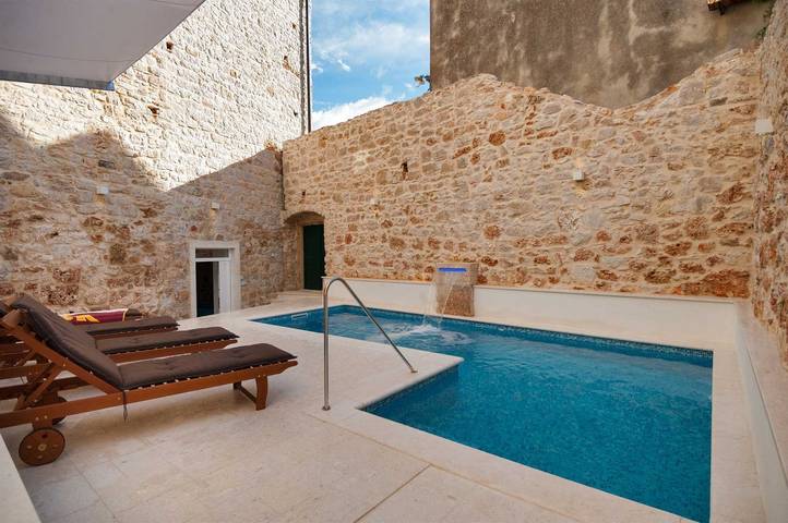 Villa pour 13 personnes, avec Balcon/Terrasse ainsi que Terrasse et Sauna à Bol
