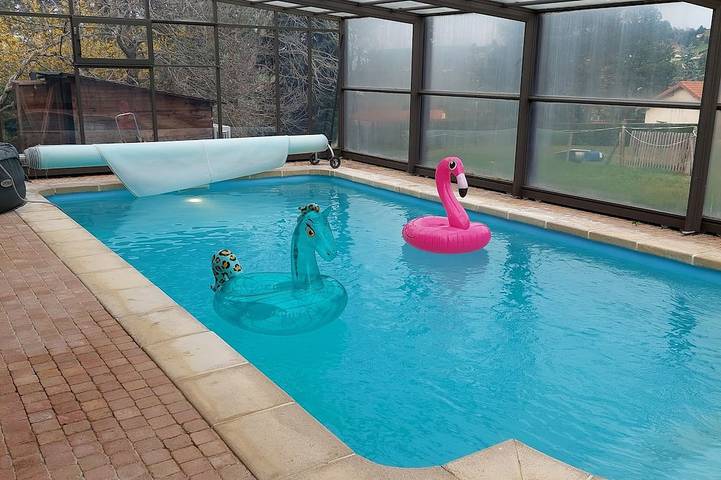 Gîte pour 19 personnes, avec piscine ainsi que jardin et jacuzzi à Violay