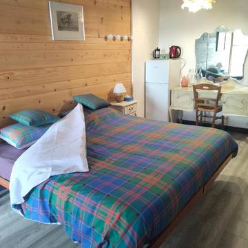 Maison de campagne pour 2 personnes, avec jardin et vue, animaux acceptés dans le Jura