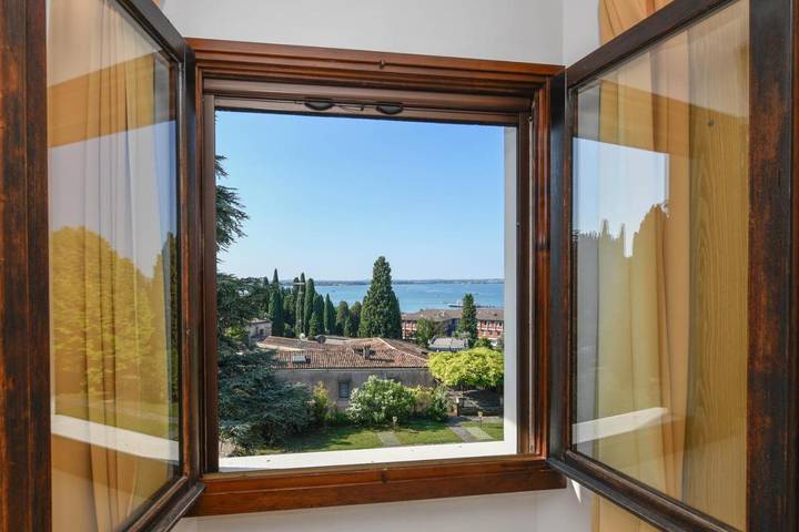 Loft per 2 persone, con panorama e vista lago, con animali domestici in Sirmione