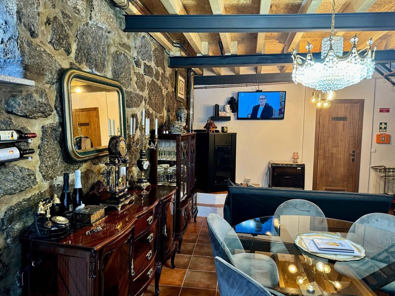 Casa vacanze 'Casa Romã' con vista sulle montagne, terrazza privata e Wi-Fi in Beira Interior Norte, Vale de Azares