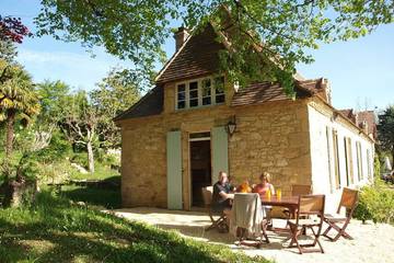 Gîte pour 4 personnes, avec piscine et jardin, animaux acceptés à Peyzac-le-Moustier