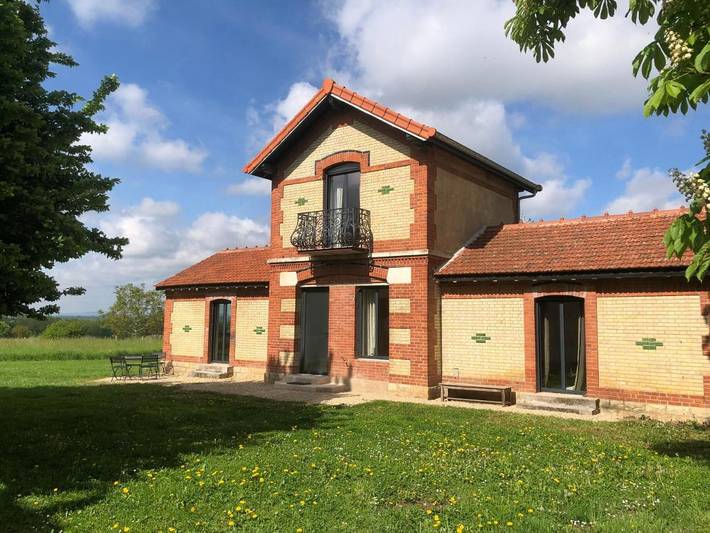 Gîte pour 4 personnes, avec vue ainsi que piscine et jardin à Bragny-sur-Saône