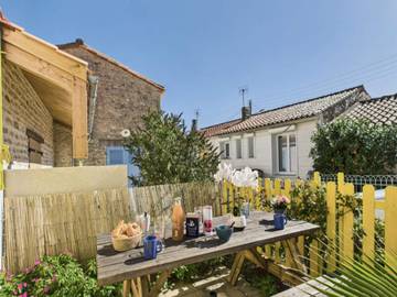 Gîte pour 6 personnes, avec terrasse dans La Terrière