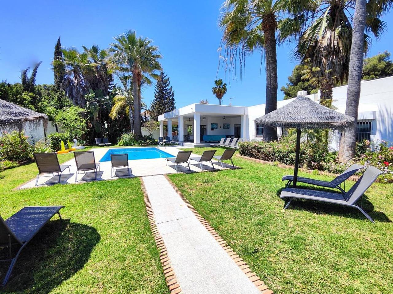 Large villa Puerto Banús 10 bedrooms with pool and jacuzzi in Marbella West, Marbella
