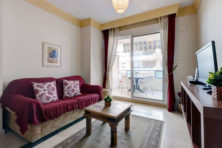 Apartamento entero, Apartamento en primera línea de playa con vistas al mar, piscina, aire acondicionado y Wi-Fi in Marbella Centro, Marbella