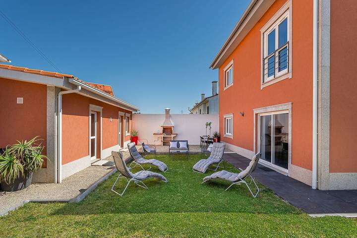 Casas e apartamentos de temporada para 6 pessoas, com terraço e jardim no Parque Natural do Litoral Norte