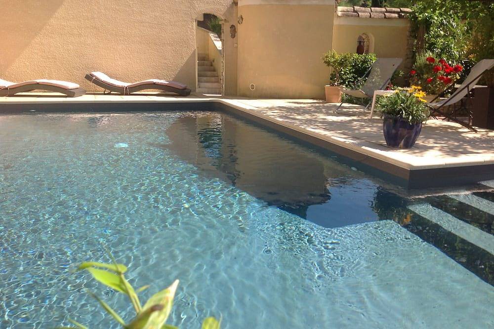 Entire apartment, At the heart of the village, calm, relaxation and comfort ... in Jonquerettes, Vaucluse