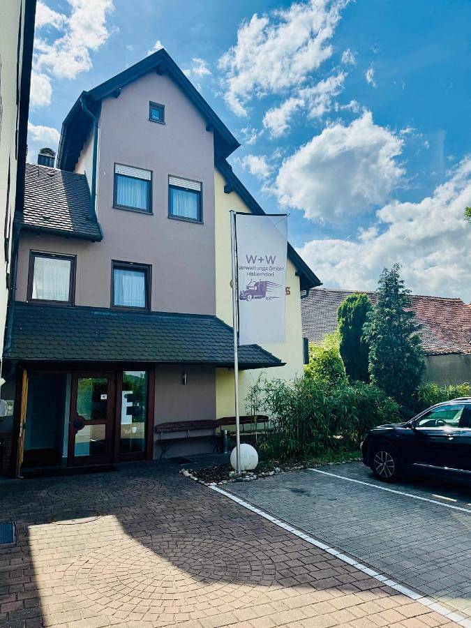 Hotel, mit Balkon und Terrasse sowie Garten in Hallerndorf - 3