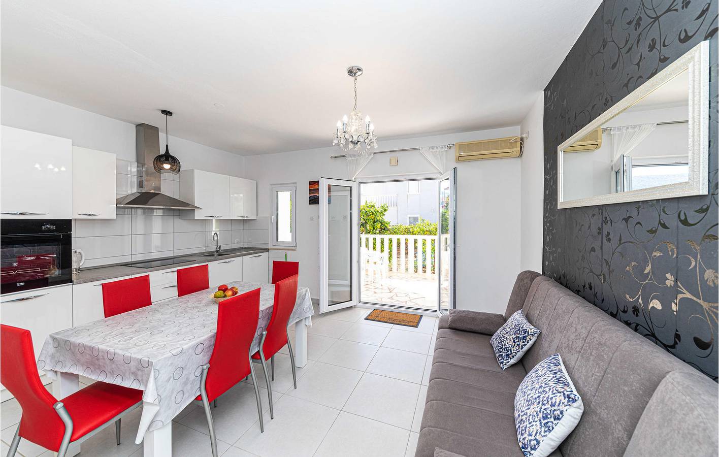 Geheel vakantieappartement, Vakantieappartement voor 4 personen met tuin in Poljica, Split-Dalmatië