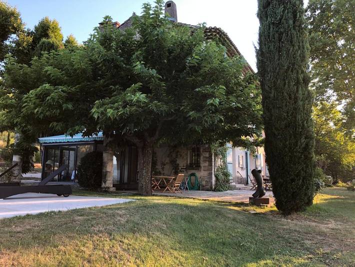 Location de vacances pour 2 personnes, avec vue ainsi que piscine et jardin à Saint-Martin-de-Castillon - 4