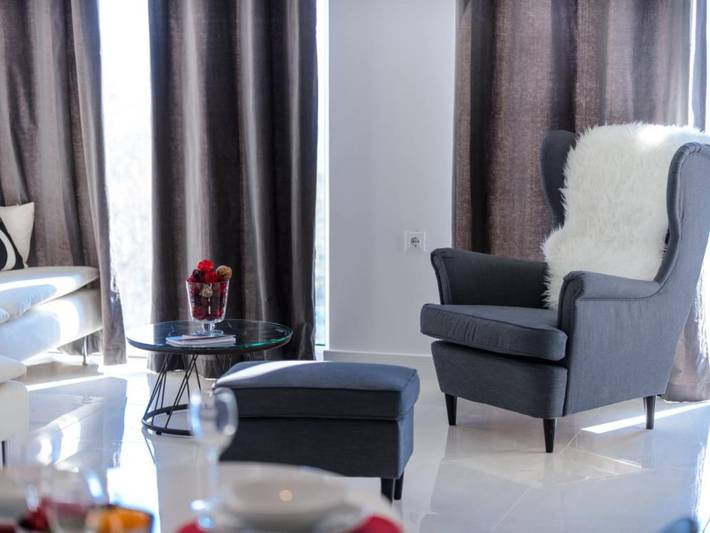 Ferieleilighet for 6 personer, med balkong og badebasseng, barnevennlig i Mlini