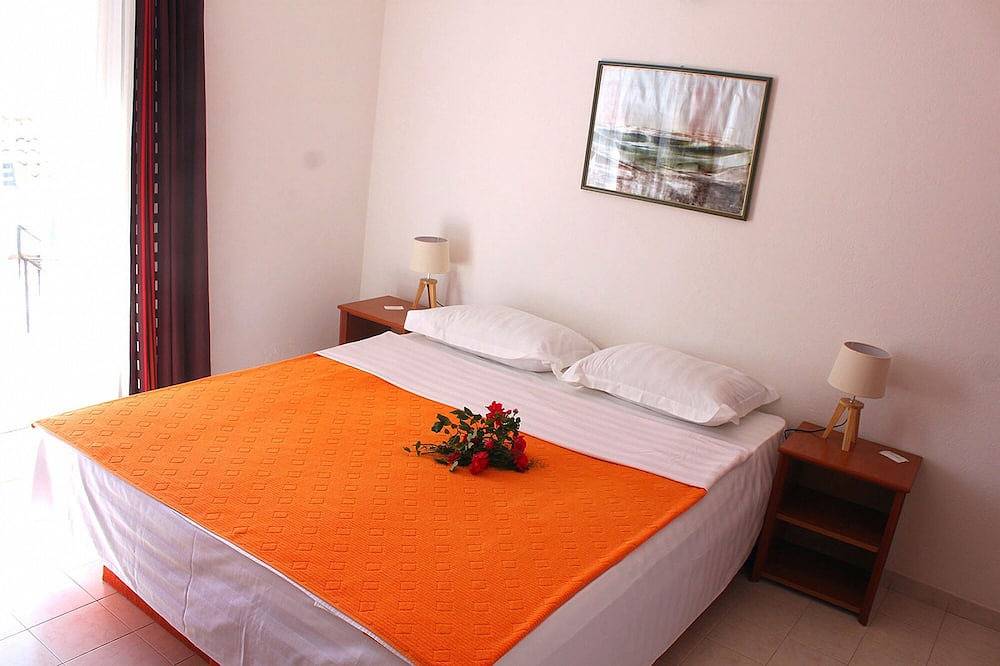 Ganze Wohnung, Tremendous 2-bedroom apartment with Ac in Sveti Stefan in Sveti Stefan, Opština Budva