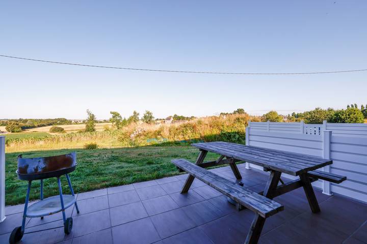 Cottage 'Gite Gwenn Ha Du' with Private Terrace, Shared Garden and Wi-Fi in Cast, Châteaulin region