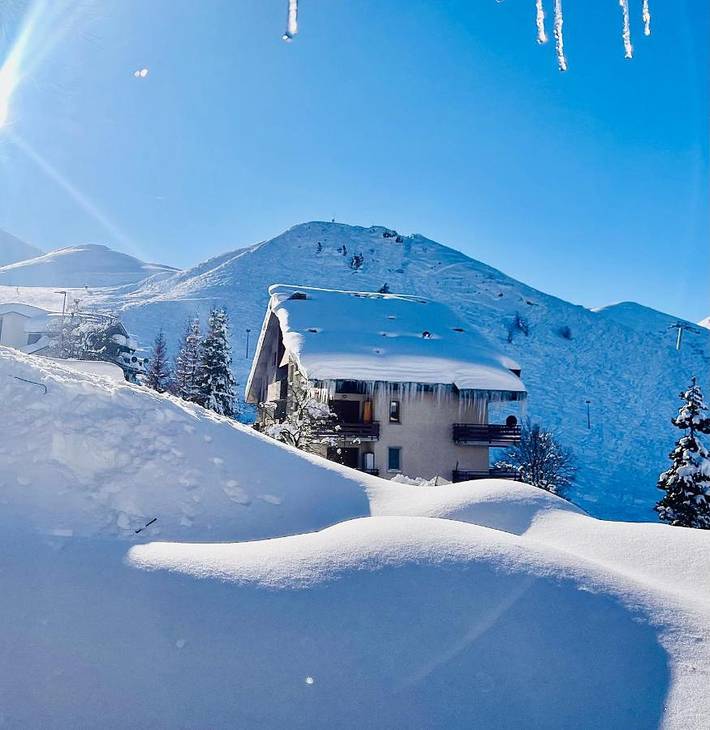 Gîte pour 6 personnes, avec jardin ainsi que vue et piscine, adapté aux familles à Prato Nevoso