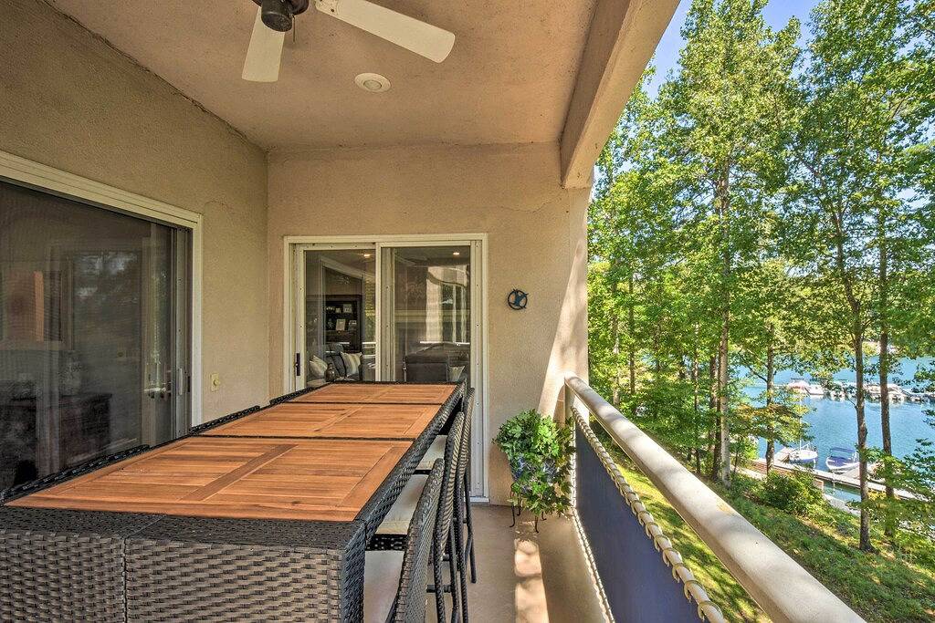 Ganze Wohnung, Resort-Style Condo w/ Balcony on Lake Keowee in Lake Keowee