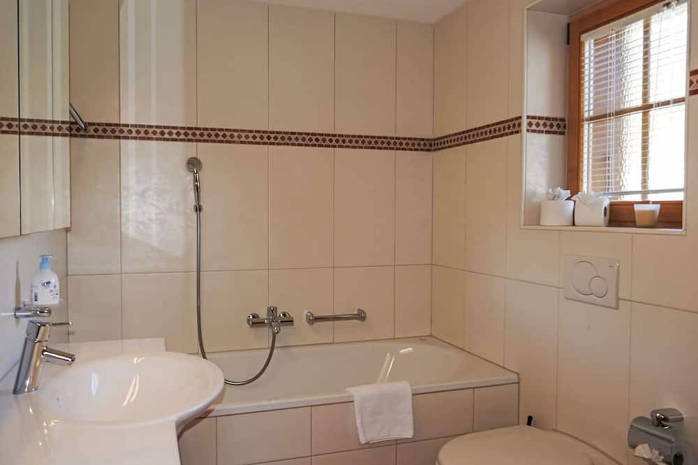 Appartement entier, Agréable appartement pour 4 personnes avec Wifi, Tv et balcon in Schwendi b. Grindelwald, Grindelwald